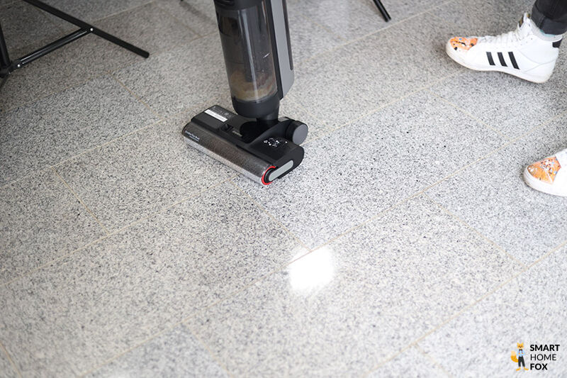 Schmutz im Schmutzbehälter des Dreame Wischsaugers